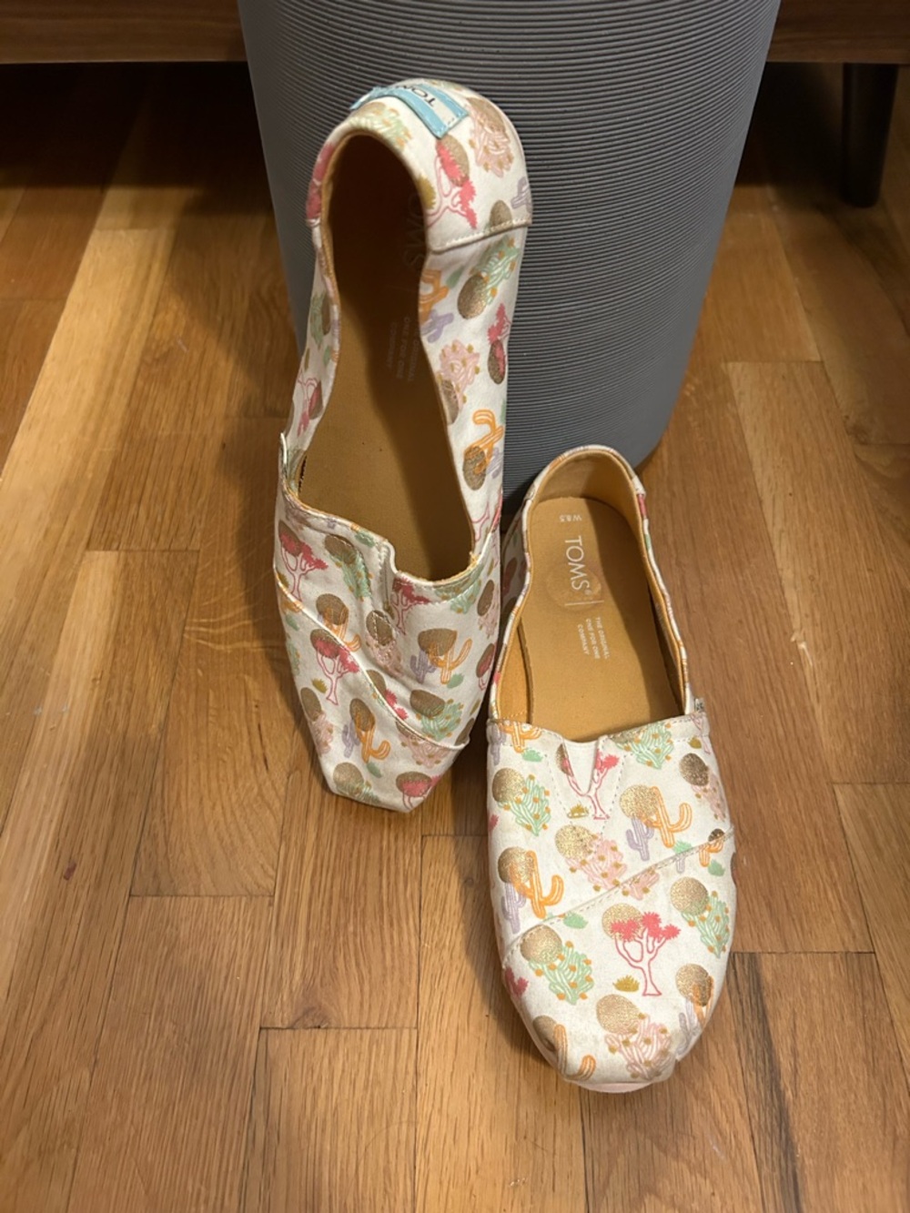 TOMS Women's Slip-On Canvas Flats in Multicolor Desert Print size 8.5